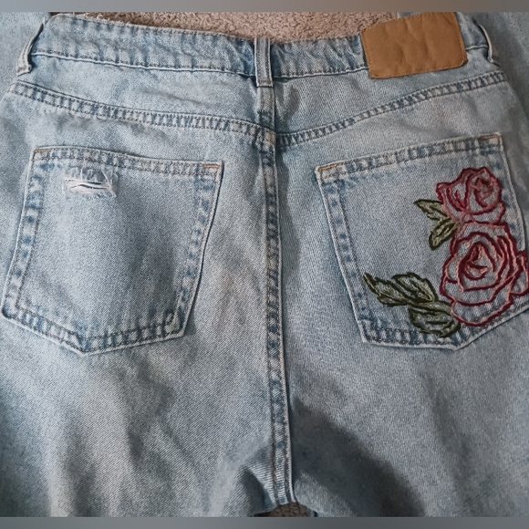 🌺🌸CUSTOM Hand-Stitched Flower H&M Divided Distressed Boyfriend Jeans!🌸🌺 - Picture 2 of 6